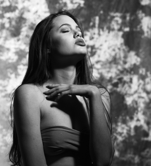 Шестнадцатилетняя Анджелина Джоли Снимки сделал fashion-фотограф Шон МакКол, имя которого теперь точно будет у всех на слуху. Шестнадцатилетняя Анджелина Джоли, Голливуд, звезда, фотосессия