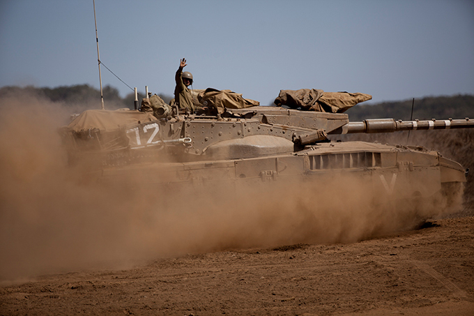 Las fuerzas israelíes del ejército militar de revisión de defensa (IDF), recientemente comenzaron a enseñar tanque en los Altos del Golán.  Military Review