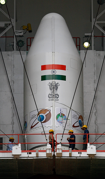 Индия готовится к полету на Марс Этот космический аппарат, снабженный многочисленным научно-исследовательским оборудованием, вес которого составляет 25 килограммов, будет выведен на эллиптическую орбиту Марса ракетой-носителем PSLV-XL, которая была разработана индийскими конструкторами. В его задачу будет входить выяснение причин исчезновения атмосферы и жидкой гидросферы на Красной планете и получение данных о наличии возможных признаков жизни. Индия,космос,полет,Марс