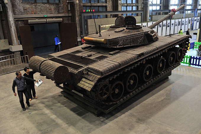 Танк из стрелянных гильз Посетители Музея китайской промышленности (Шэньян, Китай) могут увидеть танк Type-99 в натуральную величину, сделанный из 10 видов стрелянных гильз. В общей сложности на изготовление машины ушло 48 356 деталей. Танк был подарен военными и весит около 6,5 тонны.