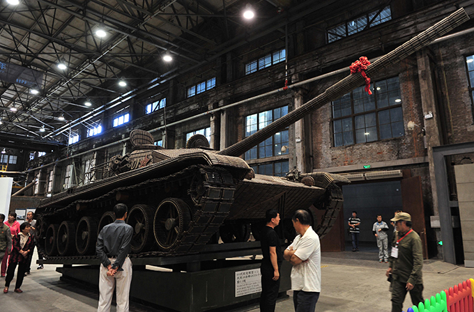 Танк из стрелянных гильз Посетители Музея китайской промышленности (Шэньян, Китай) могут увидеть танк Type-99 в натуральную величину, сделанный из 10 видов стрелянных гильз. В общей сложности на изготовление машины ушло 48 356 деталей. Танк был подарен военными и весит около 6,5 тонны.