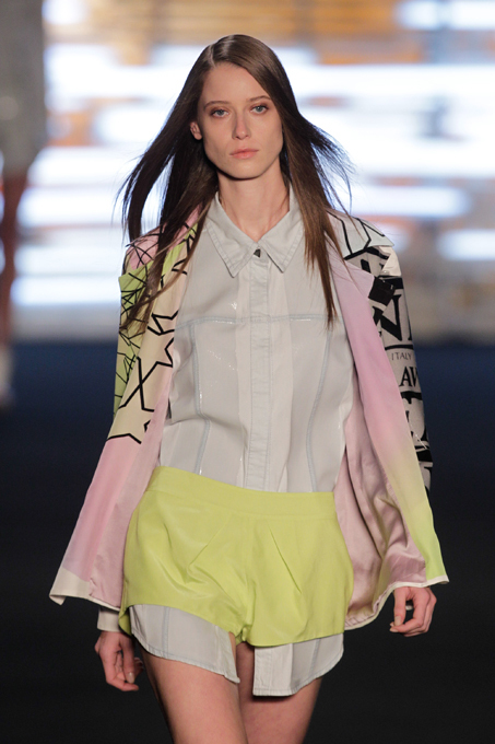 Vacanze Hot in Fashion Week Espaco in Sao Paulo Fashion Show è stato un marchio di moda abito estivo di Espaco brasiliano. Espaco, raccolta, estate Жаркий отдых с Espaco В рамках Недели высокой моды в Сан-Пауло прошел показ коллекции летней одежды модного бразильского бренда Espaco. Espaco,коллекция,летний сезон