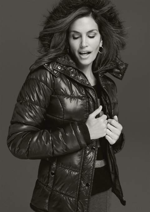 Cекрет красоты Синди Кроуфорд Совет может показаться странным: в то время, как все дамы, преодолевшие определенный возрастной рубеж, пытаются замаскировать приметы возраста косметикой, супермодель призывает вовсе отказаться от этих ухищрений. Свою пропаганду Синди ведет через Twitter - кто бы мог подумать, что он станет энциклопедией красоты! Синди Кроуфорд, модель