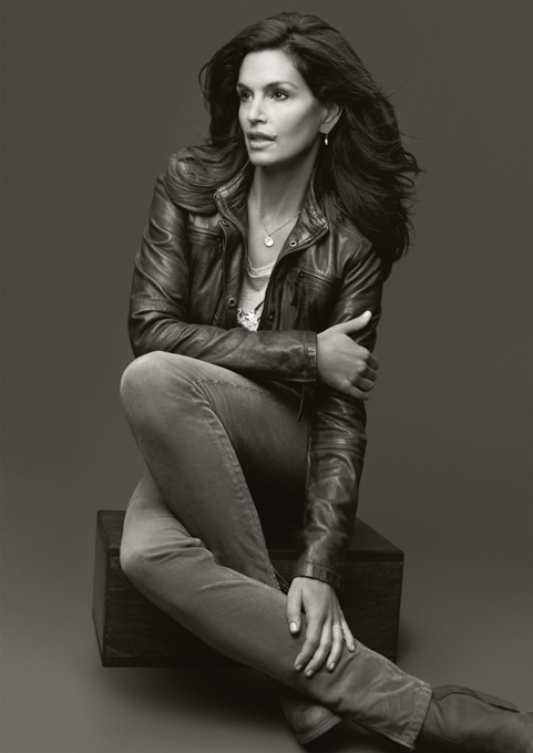 Cекрет красоты Синди Кроуфорд Чем старше я становлюсь, тем меньше крашусь, - пишет Синди. - Макияж может сделать вас старше, но чем мы старше, тем комфортнее себя чувствуем в естественном виде . Синди Кроуфорд, модель