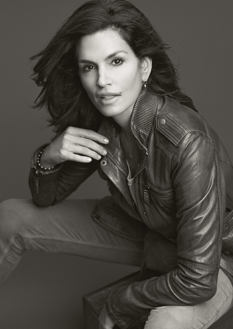 Cекрет красоты Синди Кроуфорд При этом она, оглядываясь назад, не считает себя модной иконой - совершенно без ложной скромности, - хотя на ее счету числится больше обложек модных журналов, чем у любой другой модели. Синди Кроуфорд, модель