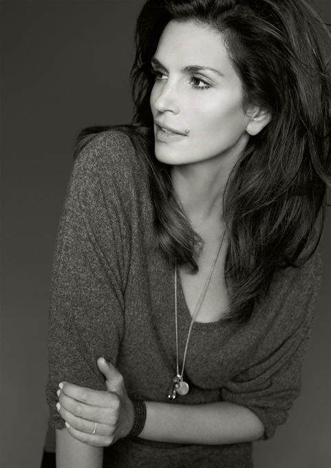 Cекрет красоты Синди Кроуфорд Правда, завязывать с миром моды красавица не думает: в прошлом месяце она представила свою первую коллекцию, разработанную совместно с дизайнерами европейского бренда C&A. Читайте подробнее: Простой секрет красоты от Синди Кроуфорд Синди Кроуфорд, модель