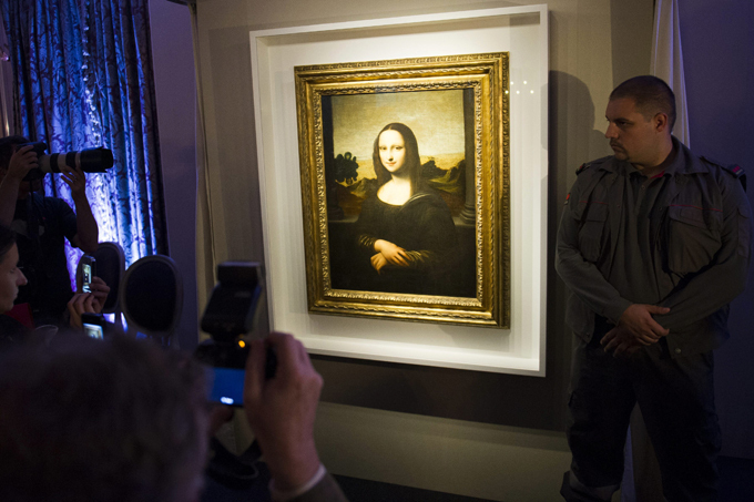 В Женеве представлен ранний вариант  Моны Лизы  В Женеве публике представили вторую  Мону Лизу  знаменитого итальянского художника и изобретателя Леонардо да Винчи, написанную примерно на десятилетие раньше выставленной в Лувре  сестры .
Читайте подробнее: Швейцарцам показали  сестру   Моны Лизы  Мона Лиза,Женева,вторая,ранняя версия,Джоконда,Леонардо да Винчи