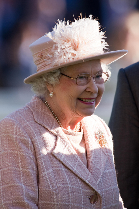 Noi vorbim regina - pălării medii Intreaba orice barbat ce o femeie ar trebui să fie, și el nu a ezitat să răspundă - ca o regină!  Și ce este, această doamnă regal?  În timpul nostru, există doar unul real, încă în viață, cel mai în vârstă și mai elegant - Majestatea Sa Regina Elisabeta a II-a Angliei.  În ultimii săi ani, încă arată perfect!  British întotdeauna elegant și mereu o pălărie regina, pune într-o rochie.  Stilul ei este perfect ...  Majestatea Sa Regina Elisabeta a II-a a Angliei