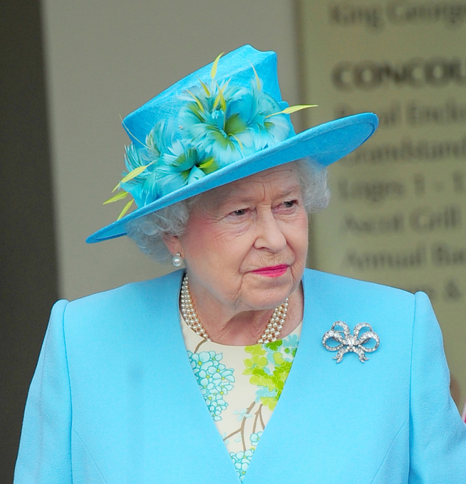 Vorbim regina - ne referim la pălării Intrebati orice om ceea ce ar trebui să fie o femeie, și el nu a ezitat să răspundă - ca o regină!  Și ceea ce este, această doamnă regal?  În timpul nostru, există doar un singur adevărat, încă în viață, persoanele în vârstă și cele mai elegante - Majestatea Sa Regina Angliei Elisabeta a II.  În ultimii săi ani, încă arată perfect!  Regina Marii Britanii este întotdeauna elegant și întotdeauna într-o pălărie, ridica tonul la tinuta.  Stilul ei este impecabil ...  Majestatea Sa Regina Elisabeta a II-a a Angliei