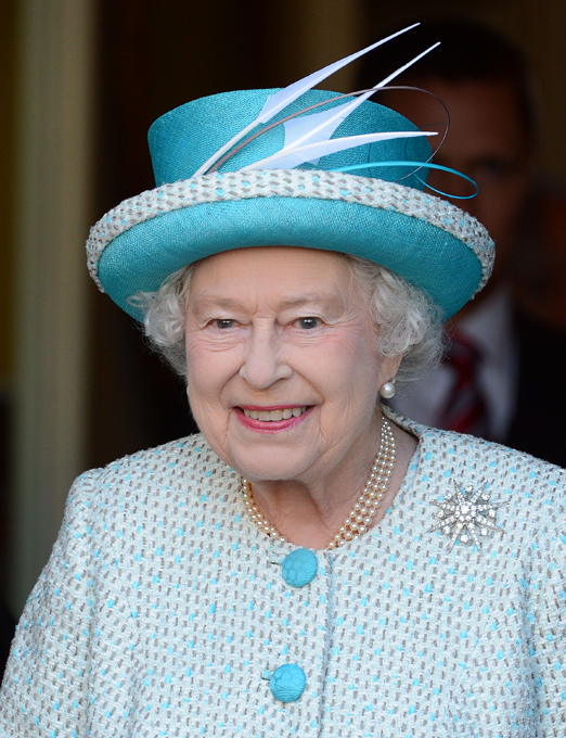 Vorbim regina - ne referim la pălării Intrebati orice om ceea ce ar trebui să fie o femeie, și el nu a ezitat să răspundă - ca o regină!  Și ceea ce este, această doamnă regal?  În timpul nostru, există doar un singur adevărat, încă în viață, persoanele în vârstă și cele mai elegante - Majestatea Sa Regina Angliei Elisabeta a II.  În ultimii săi ani, încă arată perfect!  Regina Marii Britanii este întotdeauna elegant și întotdeauna într-o pălărie, ridica tonul la tinuta.  Stilul ei este impecabil ...  Majestatea Sa Regina Elisabeta a II-a a Angliei