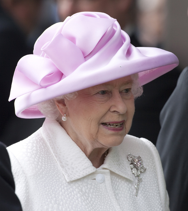 Noi vorbim regina - pălării medii Intreaba orice barbat ce o femeie ar trebui să fie, și el nu a ezitat să răspundă - ca o regină!  Și ce este, această doamnă regal?  În timpul nostru, există doar unul real, încă în viață, cel mai în vârstă și mai elegant - Majestatea Sa Regina Elisabeta a II-a Angliei.  În ultimii săi ani, încă arată perfect!  British întotdeauna elegant și mereu o pălărie regina, pune într-o rochie.  Stilul ei este perfect ...  Majestatea Sa Regina Elisabeta a II-a a Angliei