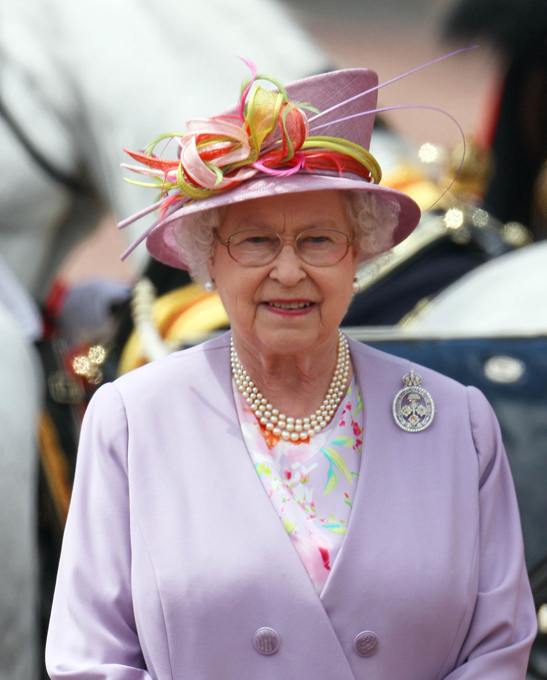 Vorbim regina - ne referim la pălării Intrebati orice om ceea ce ar trebui să fie o femeie, și el nu a ezitat să răspundă - ca o regină!  Și ceea ce este, această doamnă regal?  În timpul nostru, există doar un singur adevărat, încă în viață, persoanele în vârstă și cele mai elegante - Majestatea Sa Regina Angliei Elisabeta a II.  În ultimii săi ani, încă arată perfect!  Regina Marii Britanii este întotdeauna elegant și întotdeauna într-o pălărie, ridica tonul la tinuta.  Stilul ei este impecabil ...  Sursa: http://business-babushka.ru Majestatea Sa Regina Elisabeta a II-a a Angliei