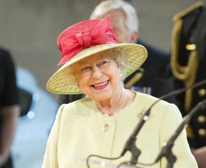 Noi vorbim regina - medie Fotografie pălării: Splash / peste tot.  A se vedea fotografiile cele mai interesante de celebritati la rubrica pentru Majestatea Sa Regina Elisabeta a II-a a Angliei