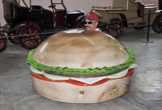 Самые дурацкие из дурацких автомобилей Садхакар Ядав позирует в автомобиле, выполненном в форме гамбургера. Снимок сделан в автомобильном музее в Хайдарабаде, Индия. Индия дизайнер Судхакар Ядав автомобиль