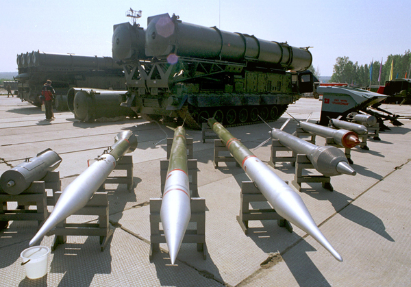 Múltiple lanzacohetes 9K58 Smerch MLRS Smerch debido a tiros de larga distancia y golpear la eficiencia objetivo está cerca de los sistemas de misiles tácticos, por lo que junto con ellos fueron probados y aceptados en servicio en la unidad militar 42202.  Foto: ITAR-TASS