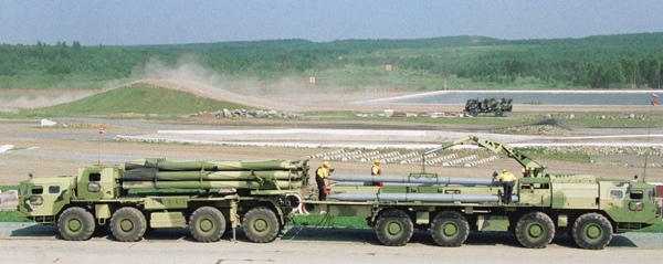 Múltiples tornados lanzador de cohetes en 1989 se ha adoptado la segunda versión de Twister con el vehículo 9A52-2, el transporte y la carga 9T234-2.  Foto: ITAR-TASS