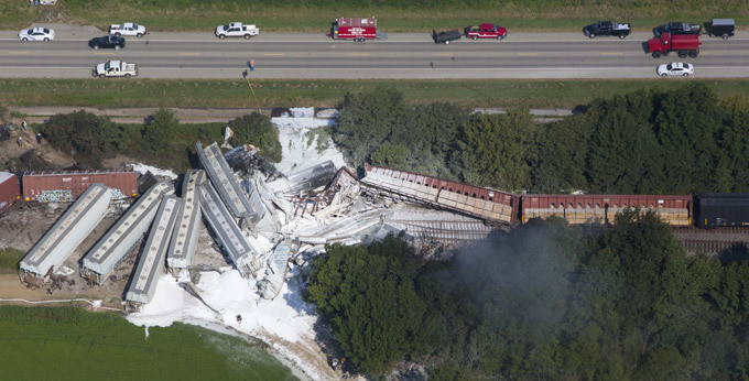В США столкнулись два поезда с опасными химикатами Два человека погибли.  США товарный поезд В США столкнулись два поезда с опасными химикатами Два человека погибли.  США товарный поезд