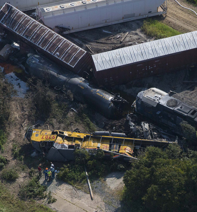 В США столкнулись два поезда с опасными химикатами На месте столкновения начался пожар. Местные жители были эвакуированы. США товарный поезд В США столкнулись два поезда с опасными химикатами На месте столкновения начался пожар. Местные жители были эвакуированы. США товарный поезд