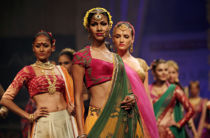 Этнический стиль В рамках Недели высокой моды в Мумбаи прошли показы новых коллекций брендов Neeta Lulla, Shyamal and Bhumika и Bhairavi Jaikishan