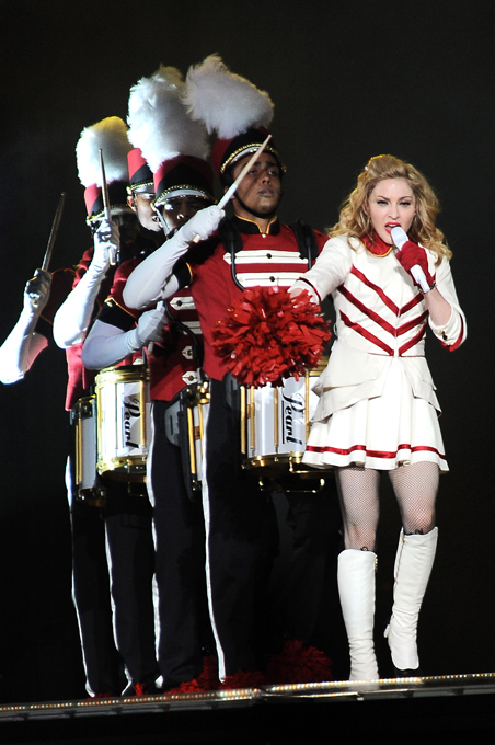 Молодежь Польши ополчилась против Мадонны Мировое турне известной американской певицы Мадонны преследуют скандалы.  Польша, Мадонна, турне