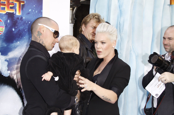 Пинк: почетная лесбиянка Лос-Анджелеса? Я смотрю на все это и думаю, что это забавно, - говорит она. - Я чувствую свою силу и как женщины, и как человека. Но я определенно не чувствую свое влияние в том смысле, который вкладывает в это Forbes . Пинк, певица