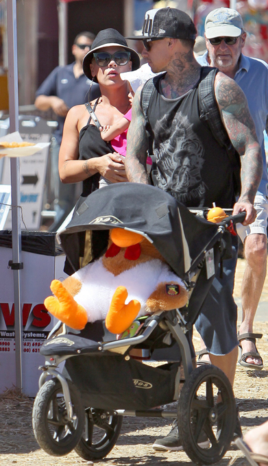 Пинк: почетная лесбиянка Лос-Анджелеса? С отцом своей дочери, гонщиком Кэри Хартом, Пинк пережила нелегкие времена. В 2008 году пресса раструбила об их разрыве, однако в 2009 году пара, ко всеобщему удивлению, помирилась, а в прошлом году на свет появилась Уиллоу. Пинк, певица