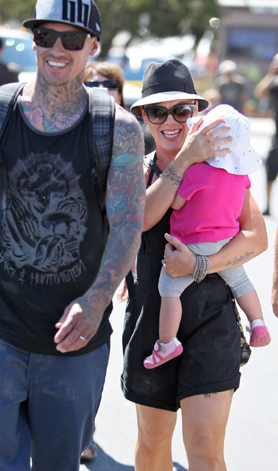 Пинк: почетная лесбиянка Лос-Анджелеса? Самая ожесточенная перепалка с Хартом длилась шесть часов. Казалось, этот телефонный разговор никогда не прекратится, но тут Пинк вдруг остановилась. Я заявила ему что-то вроде: Слушай, может, ты просто приедешь и трахнешь меня? - смеется она. - А он: Э-э-э, что? Пинк, певица