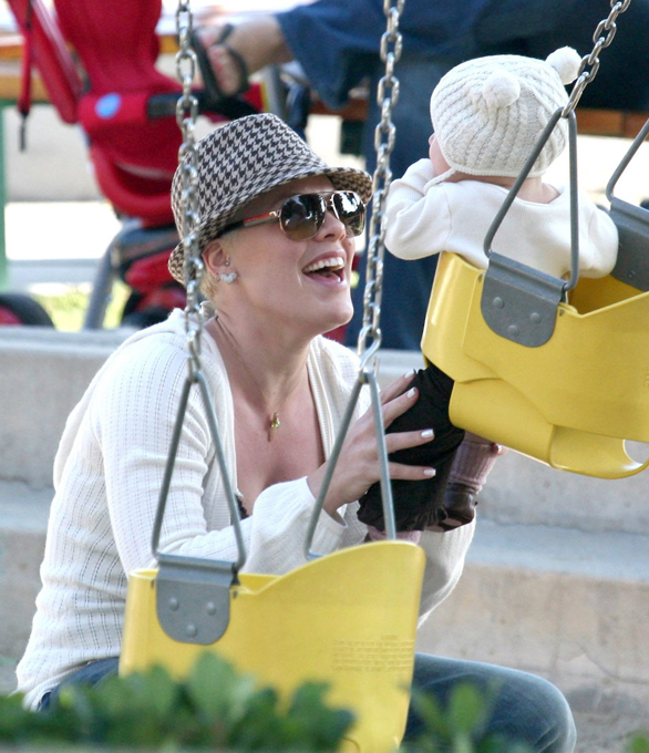 Пинк: почетная лесбиянка Лос-Анджелеса? Честно говоря, я никогда не задумывалась о своей ориентации. И до сих пор не задумываюсь. Это все равно, что меня спросили бы - к какому стилю относится моя музыка? Да ни к какому - я просто пою. И, черт возьми, если вы еще не поняли, я настоящий мешок с загадками . Пинк, певица