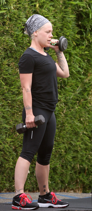 Пинк: почетная лесбиянка Лос-Анджелеса? Певица до сих пор помнит всех своих подруг, с которыми она встречалась, когда ей было двадцать с небольшим: Я любила своих подружек, мы целовались и прекрасно проводили время. Когда я приехала в Лос-Анджелес, меня все считали почетной лесбиянкой Лос-Анджелеса. Я такой не была, а вот все мои подруги - были. Я не видела в этом никаких проблем . Пинк, певица