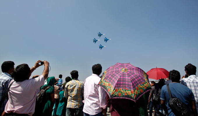  Русские витязи   в небе Бангалора При заходе на посадку группа выполнила чисто символический пилотаж в виде группового разворота Русские витязи,Бангалор,Aero India-2013,выступление