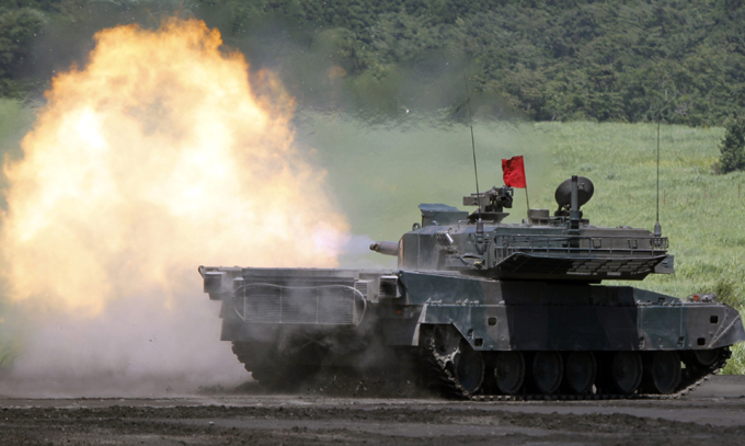Япония наращивает военную мощь Всего в период с 2014 по 2019 год Япония потратит на военные нужды 24,7 триллиона иен (около 240 миллиардов долларов США). Правительство планирует переоснастить сухопутные войска, заменив часть танков на более маневренные колесные боевые машины. япония,армия,перевооружение