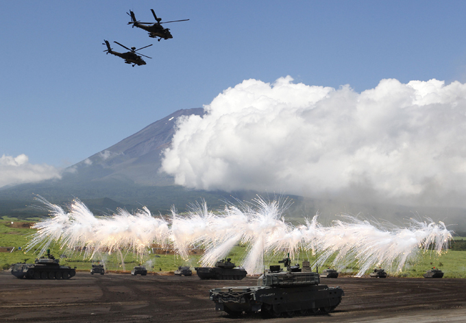 Япония наращивает военную мощь Кроме того, Япония планирует создать новые подразделения для защиты удаленных островов, для которых будет закуплено 17 конвертопланов MV-22 Osprey и 50 десантных машин-амфибий. Предполагается, что правительство пересмотрит действующий в Японии запрет на импорт оружия. япония,армия,перевооружение