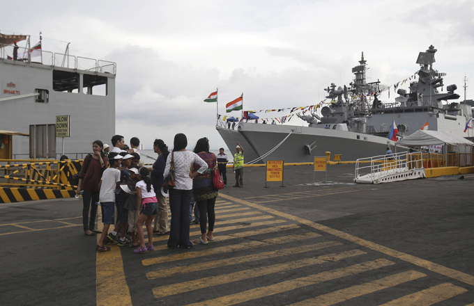 El nuevo poder de la Armada de la India, sin embargo, algunos expertos están haciendo las fuerzas armadas de la India en cinco de los ejércitos más poderosos del mundo.  Buques de la Armada India, Filipinas, visite