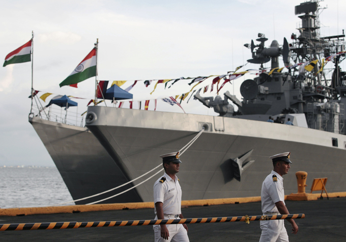 Новая мощь индийского флота На днях в столице Филиппин можно было посмотреть их новые детища:INS Ranvijay (D55), эсминец типа  Раджпут ; и INS Saptura - мощный многоцелевой фрегат типа  Шивалик , поддерживающий технологию  стелс .  индийский флот, корабли, Филиппины, визит