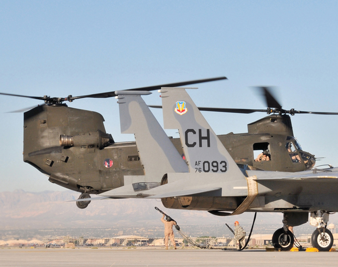 Многоцелевой транспортный вертолет  Chinook  На вооружении могут быть установлены различные пулеметы калибра 7,62 мм (Л7, М60 или М134 Миниган). Пулеметы устанавливаются на креплениях по бокам и креплении у задней рампы. вертолет, Chinook,авиация