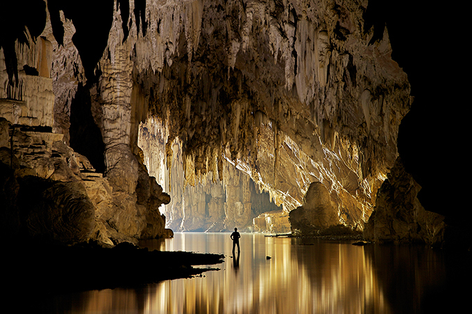 Таинственные пещеры Таиланда В течение 30 лет фотограф Джон Спайс в качестве спелеолога исследует пещеры. Он побывал в 85 пещерах и обнаружил невероятные образования, доисторическую наскальную живопись, древние захоронения и буддийские храмы. Джон Спайс исследует древние пещеры Тхам Лод в Панг Мафа, Таиланд