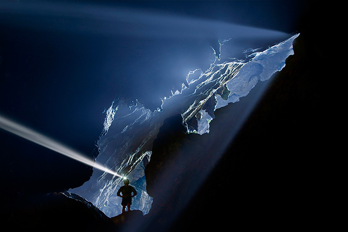 Таинственные пещеры Таиланда В течение 30 лет фотограф Джон Спайс в качестве спелеолога исследует пещеры. Он побывал в 85 пещерах и обнаружил невероятные образования, доисторическую наскальную живопись, древние захоронения и буддийские храмы. Джон Спайс исследует древние пещеры Тхам Лод в Панг Мафа, Таиланд