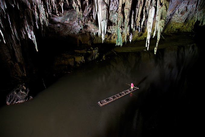 Таинственные пещеры Таиланда В течение 30 лет фотограф Джон Спайс в качестве спелеолога исследует пещеры. Он побывал в 85 пещерах и обнаружил невероятные образования, доисторическую наскальную живопись, древние захоронения и буддийские храмы. Джон Спайс исследует древние пещеры Тхам Лод в Панг Мафа, Таиланд