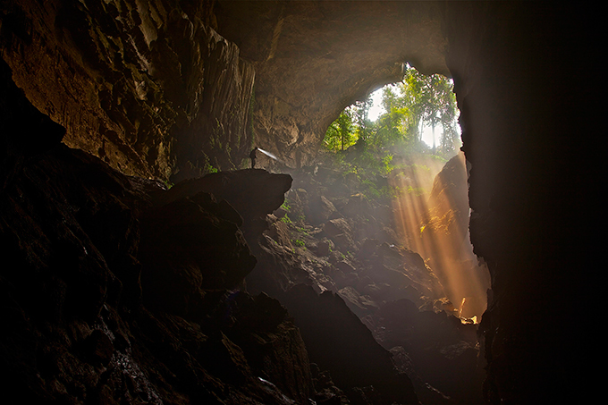Таинственные пещеры Таиланда В течение 30 лет фотограф Джон Спайс в качестве спелеолога исследует пещеры. Он побывал в 85 пещерах и обнаружил невероятные образования, доисторическую наскальную живопись, древние захоронения и буддийские храмы. Джон Спайс исследует древние пещеры Тхам Лод в Панг Мафа, Таиланд