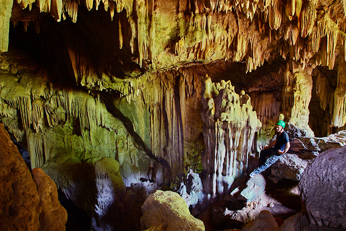 Таинственные пещеры Таиланда В течение 30 лет фотограф Джон Спайс в качестве спелеолога исследует пещеры. Он побывал в 85 пещерах и обнаружил невероятные образования, доисторическую наскальную живопись, древние захоронения и буддийские храмы. Джон Спайс исследует древние пещеры Тхам Лод в Панг Мафа, Таиланд Смотрите все самое интересное в разделе: История, наука