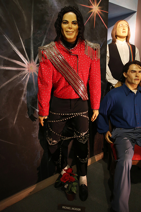 Худшие восковые фигуры знаменитостей Эту коллекцию восковых фигур знаменитостей, среди которых Мадонна, принцесса Диана и Бара Обама считают одной из самых некрасивых в мире. Этот забавный музейчик, расположившийся среди захудалых секс-шопов на улицах Тихуана (Мексика), собрал десятки моделей знаменитостей, которые, к сожалению, не имеют ничего общего со своими оригиналами. На выставке представлены модели многих известных людей, включая Билла Клинтона. Несчастному двойнику Тома Круза, одетому в безвкусные серые брюки, на вид около 20 лет. В то же время фигура Мадонны, одетой в серое танцевальное платье, оказалась довольно успешно исполнена. Проблемы возникли и у голливудской звезды Сильвестра Сталонне, чей лоб, кажется, вырос в два раза. А Уэсли Снайпса нарядили так, что он стал похож на чистильщика обуви 30-х годов прошлого века. Фигуры Барака Обамы и принцессы Дианы скульпторы наградили такими страшными ухмылками, что возникает ощущение, будто бы знаменитости страдают от серьезных ранений. музей,восковые фигуры,худшие