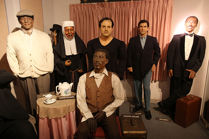 Худшие восковые фигуры знаменитостей Эту коллекцию восковых фигур знаменитостей, среди которых Мадонна, принцесса Диана и Бара Обама считают одной из самых некрасивых в мире. Этот забавный музейчик, расположившийся среди захудалых секс-шопов на улицах Тихуана (Мексика), собрал десятки моделей знаменитостей, которые, к сожалению, не имеют ничего общего со своими оригиналами. На выставке представлены модели многих известных людей, включая Билла Клинтона. Несчастному двойнику Тома Круза, одетому в безвкусные серые брюки, на вид около 20 лет. В то же время фигура Мадонны, одетой в серое танцевальное платье, оказалась довольно успешно исполнена. Проблемы возникли и у голливудской звезды Сильвестра Сталонне, чей лоб, кажется, вырос в два раза. А Уэсли Снайпса нарядили так, что он стал похож на чистильщика обуви 30-х годов прошлого века. Фигуры Барака Обамы и принцессы Дианы скульпторы наградили такими страшными ухмылками, что возникает ощущение, будто бы знаменитости страдают от серьезных ранений. музей,восковые фигуры,худшие