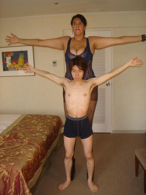 Женщина-гигант: успешная, богатая, востребованная Таким образом, Ана Люция зарабатывает тысячи долларов. Женщина-гигант Ана Люция Барбоса Амазонка Синтия