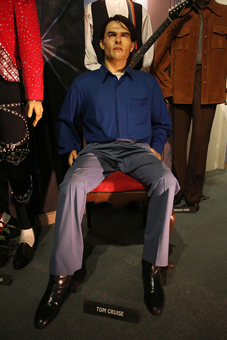 Худшие восковые фигуры знаменитостей Эту коллекцию восковых фигур знаменитостей, среди которых Мадонна, принцесса Диана и Бара Обама считают одной из самых некрасивых в мире. Этот забавный музейчик, расположившийся среди захудалых секс-шопов на улицах Тихуана (Мексика), собрал десятки моделей знаменитостей, которые, к сожалению, не имеют ничего общего со своими оригиналами. На выставке представлены модели многих известных людей, включая Билла Клинтона. Несчастному двойнику Тома Круза, одетому в безвкусные серые брюки, на вид около 20 лет. В то же время фигура Мадонны, одетой в серое танцевальное платье, оказалась довольно успешно исполнена. Проблемы возникли и у голливудской звезды Сильвестра Сталонне, чей лоб, кажется, вырос в два раза. А Уэсли Снайпса нарядили так, что он стал похож на чистильщика обуви 30-х годов прошлого века. Фигуры Барака Обамы и принцессы Дианы скульпторы наградили такими страшными ухмылками, что возникает ощущение, будто бы знаменитости страдают от серьезных ранений. музей,восковые фигуры,худшие