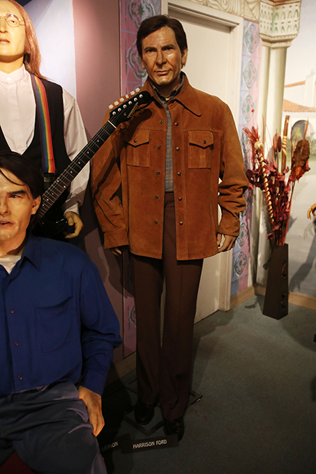 Худшие восковые фигуры знаменитостей Эту коллекцию восковых фигур знаменитостей, среди которых Мадонна, принцесса Диана и Бара Обама считают одной из самых некрасивых в мире. Этот забавный музейчик, расположившийся среди захудалых секс-шопов на улицах Тихуана (Мексика), собрал десятки моделей знаменитостей, которые, к сожалению, не имеют ничего общего со своими оригиналами. На выставке представлены модели многих известных людей, включая Билла Клинтона. Несчастному двойнику Тома Круза, одетому в безвкусные серые брюки, на вид около 20 лет. В то же время фигура Мадонны, одетой в серое танцевальное платье, оказалась довольно успешно исполнена. Проблемы возникли и у голливудской звезды Сильвестра Сталонне, чей лоб, кажется, вырос в два раза. А Уэсли Снайпса нарядили так, что он стал похож на чистильщика обуви 30-х годов прошлого века. Фигуры Барака Обамы и принцессы Дианы скульпторы наградили такими страшными ухмылками, что возникает ощущение, будто бы знаменитости страдают от серьезных ранений. музей,восковые фигуры,худшие