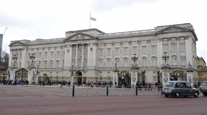 Тайны и мифы знаменитых архитектурных памятников Возведение самых известных памятников архитектуры всегда окутано множеством тайн и мифов, с которыми, впрочем, согласны не все историки. Эти легенды бывают как кровавыми, так и смешными и даже откровенно нелепыми.  Правда.Ру  знакомит своих читателей с самыми распространенными заблуждениями, которые связаны с памятниками архитектуры.  Букингемский дворец Его принято считать официальной резиденцией королевы Англии, однако сама Елизавета Вторая называет совсем другой адрес - дворец Сент-Джеймс. Именно там британские монархи живут уже четыре столетия с момента возведения дворца. Традицию прервала королева Виктория, взошедшая на престол в 1937 году - она перебралась в Букингемский дворец, однако официальной резиденцией королевской семьи он не стал даже на бумаге.   Собор Василия Блаженного, Букингемский дворец, Эмпайр-стейт-билдинг, Биг Бен, Белый дом, Капитолий, Стоунхендж, Великая Китайская стена