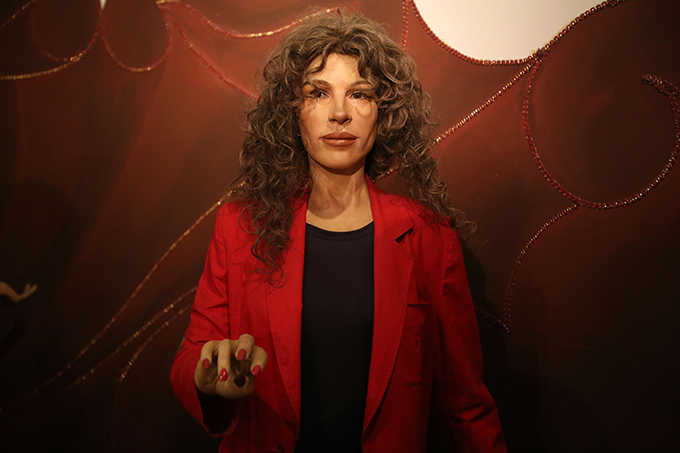 Худшие восковые фигуры знаменитостей Эту коллекцию восковых фигур знаменитостей, среди которых Мадонна, принцесса Диана и Бара Обама считают одной из самых некрасивых в мире. Этот забавный музейчик, расположившийся среди захудалых секс-шопов на улицах Тихуана (Мексика), собрал десятки моделей знаменитостей, которые, к сожалению, не имеют ничего общего со своими оригиналами. На выставке представлены модели многих известных людей, включая Билла Клинтона. Несчастному двойнику Тома Круза, одетому в безвкусные серые брюки, на вид около 20 лет. В то же время фигура Мадонны, одетой в серое танцевальное платье, оказалась довольно успешно исполнена. Проблемы возникли и у голливудской звезды Сильвестра Сталонне, чей лоб, кажется, вырос в два раза. А Уэсли Снайпса нарядили так, что он стал похож на чистильщика обуви 30-х годов прошлого века. Фигуры Барака Обамы и принцессы Дианы скульпторы наградили такими страшными ухмылками, что возникает ощущение, будто бы знаменитости страдают от серьезных ранений. музей,восковые фигуры,худшие