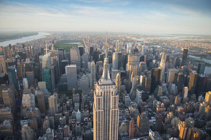 Тайны и мифы знаменитых архитектурных памятников Эмпайр-стейт-билдинг В интернете бытует мнение о том, что монетка, сброшенная с крыши этого небоскреба, может убить человека. К счастью для жителей Нью-Йорка, это всего лишь выдумка. Поскольку монетка плоская, во время падения она столкнется с сопротивлением воздуха и не сможет развить достаточную скорость, к тому же ускоряться до бесконечности ей тоже не удастся. Да, человек, получивший монеткой по лбу, испытает не самые приятные ощущения, однако проломить череп монетке не под силу.  Читайте также: Мельница мифов: смертоносная монетка   Собор Василия Блаженного, Букингемский дворец, Эмпайр-стейт-билдинг, Биг Бен, Белый дом, Капитолий, Стоунхендж, Великая Китайская стена