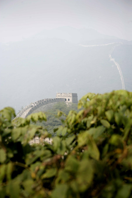 Тайны и мифы знаменитых архитектурных памятников Великая Китайская стена Принято считать, что Великая Китайская стена - единственное сооружение, которое видно из космоса. Эта версия кажется вполне правдоподобной, но в 2003 году китайский астронавт Ян Ливэй, который уж точно знал, куда смотреть и где искать, развенчал этот миф. Власти Поднебесной уже пообещали убрать абзац с  хвастовством  из школьных учебников. Бывший астронавт NASA Джеффри Хоффман также не увидел стену - по его словам, он различил несколько шоссе и взлетно-посадочных полос, но лишь потому, что они сильно отличались по цвету от окружающего пейзажа.   Собор Василия Блаженного, Букингемский дворец, Эмпайр-стейт-билдинг, Биг Бен, Белый дом, Капитолий, Стоунхендж, Великая Китайская стена