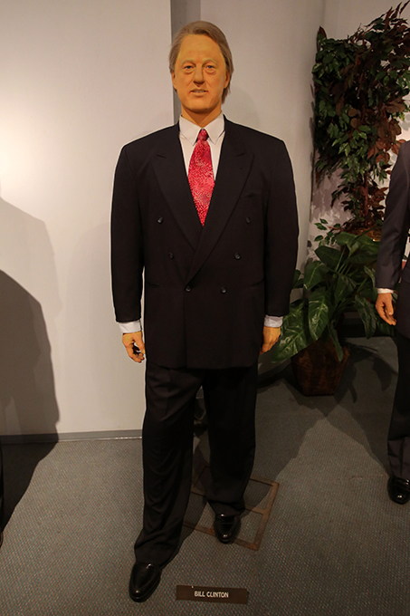 Худшие восковые фигуры знаменитостей Эту коллекцию восковых фигур знаменитостей, среди которых Мадонна, принцесса Диана и Бара Обама считают одной из самых некрасивых в мире. Этот забавный музейчик, расположившийся среди захудалых секс-шопов на улицах Тихуана (Мексика), собрал десятки моделей знаменитостей, которые, к сожалению, не имеют ничего общего со своими оригиналами. На выставке представлены модели многих известных людей, включая Билла Клинтона. Несчастному двойнику Тома Круза, одетому в безвкусные серые брюки, на вид около 20 лет. В то же время фигура Мадонны, одетой в серое танцевальное платье, оказалась довольно успешно исполнена. Проблемы возникли и у голливудской звезды Сильвестра Сталонне, чей лоб, кажется, вырос в два раза. А Уэсли Снайпса нарядили так, что он стал похож на чистильщика обуви 30-х годов прошлого века. Фигуры Барака Обамы и принцессы Дианы скульпторы наградили такими страшными ухмылками, что возникает ощущение, будто бы знаменитости страдают от серьезных ранений. музей,восковые фигуры,худшие